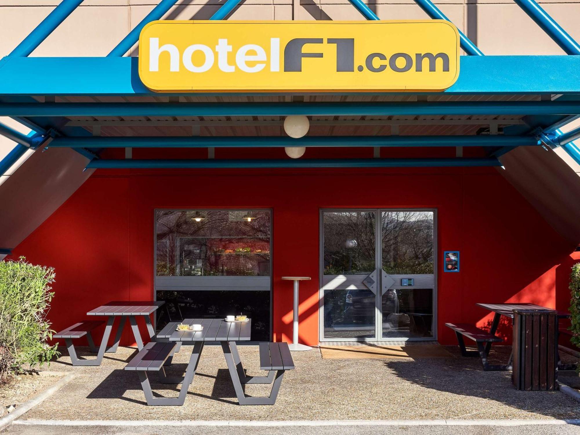 Hotelf1 Moret Fontainebleau Экстерьер фото